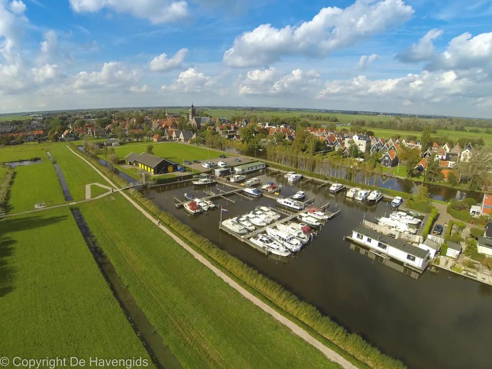 Haven met boten in de eilandspolder